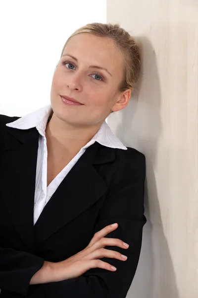 Mulher de negócios loira casualmente encostada à parede — Fotografia de Stock