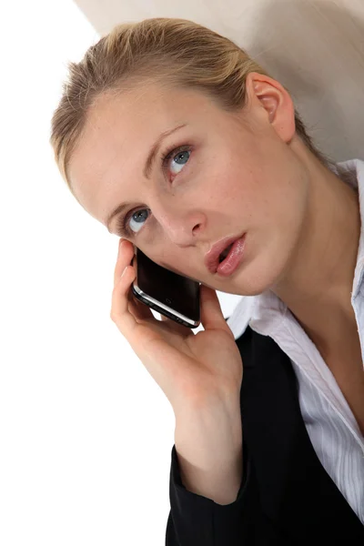 Blonde Geschäftsfrau telefoniert — Stockfoto