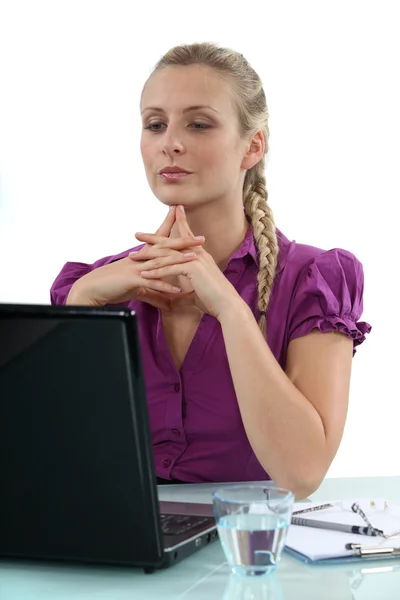 Žena myslet na její laptop — Stock fotografie