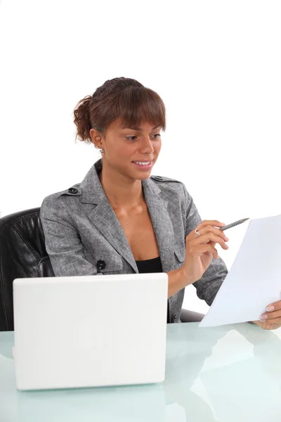 Glimlachende zakenvrouw die een document leest — Stockfoto