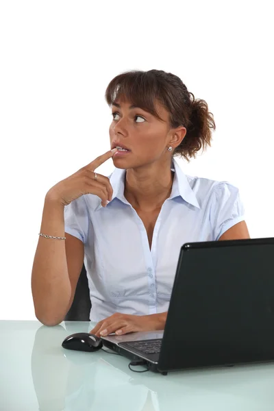 Besorgt aussehende Büroangestellte mit Laptop — Stockfoto
