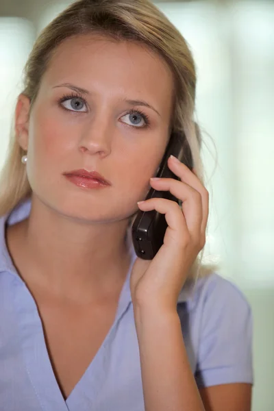 Piękna kobieta rozmawiająca przez telefon — Zdjęcie stockowe