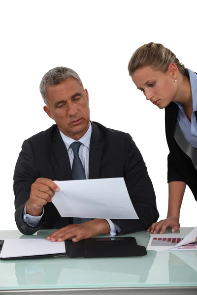 Reifer Geschäftsmann und junger blonder Assistent — Stockfoto