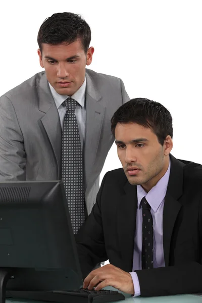 Δύο επιχειρηματιών προετοιμάζει παρουσίαση στον υπολογιστή — Φωτογραφία Αρχείου