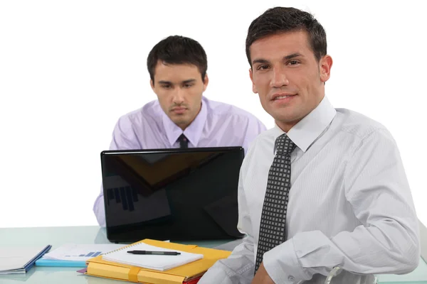 Dos hombres de negocios en sesión informativa — Foto de Stock