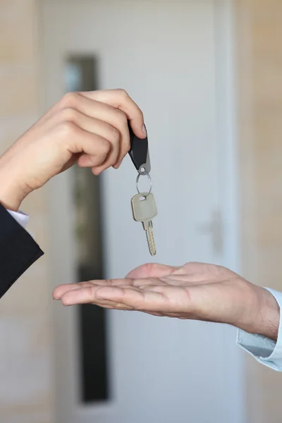 Propriedade-agente entregando a chave à propriedade — Fotografia de Stock