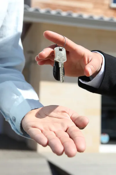 Agent handing over house keys — Stock Photo, Image