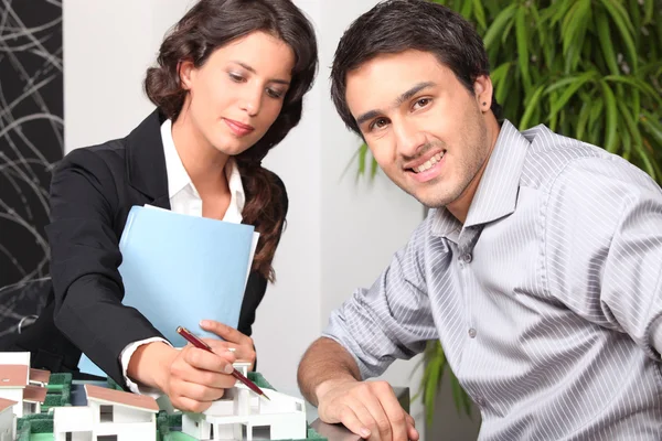 Female architect in office with client — Stock Photo, Image