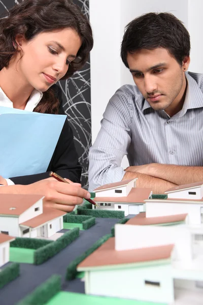 Architect using model to sell homes — Stock Photo, Image