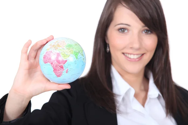 Senhora mostrando um globo — Fotografia de Stock