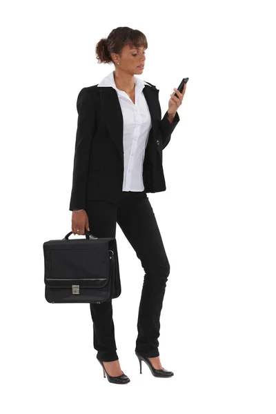 Donna d'affari con valigetta e cellulare — Foto Stock