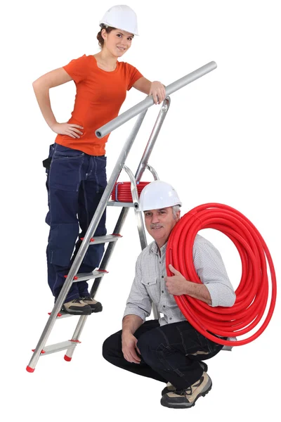 Twee loodgieters die samen werken — Stockfoto