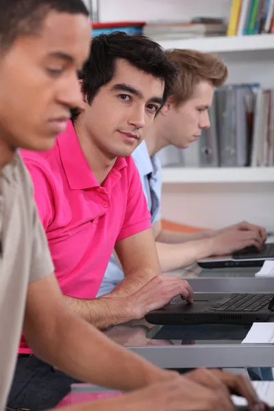 Äldre elever med bärbara datorer — Stockfoto