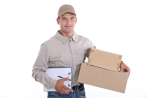 Mann liefert Paket aus — Stockfoto