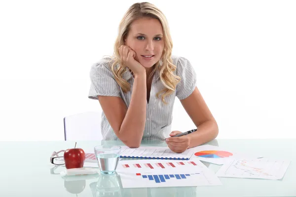 Young female employee drawing charts Royalty Free Stock Photos