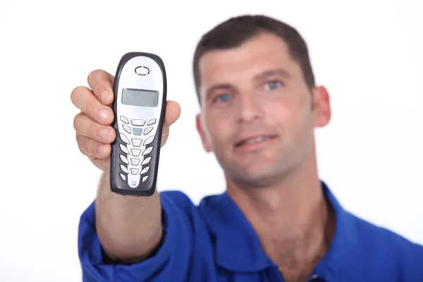 Hombre con chaqueta azul sosteniendo teléfono móvil — Foto de Stock