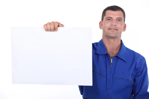 Homem mostrando um pedaço de papel — Fotografia de Stock