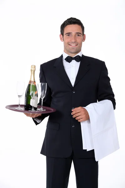 Έξυπνη σερβιτόρος κρατώντας δίσκο με ποτήρια σαμπάνιας — Φωτογραφία Αρχείου