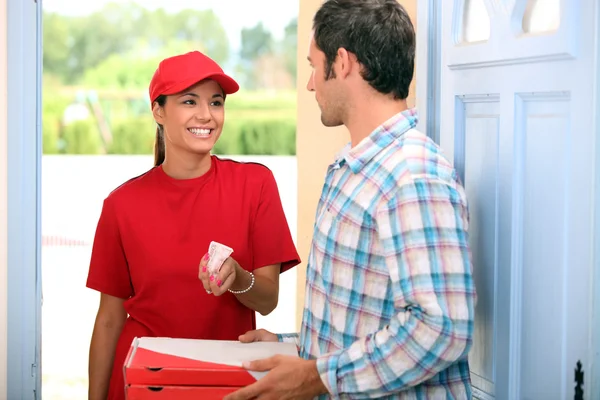 Vrouw die pizza brengt — Stockfoto