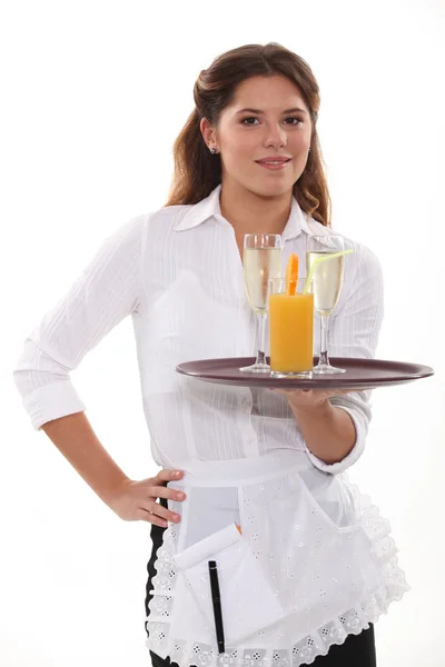Camarera con una bandeja de bebidas — Foto de Stock