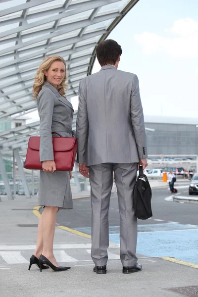 Executive couple waiting for taxi — Stock Photo, Image