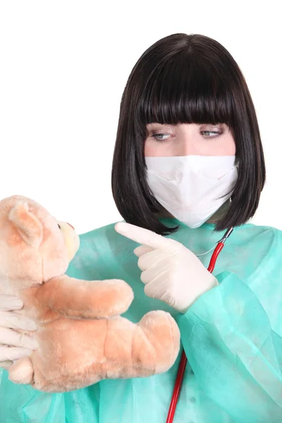 Arzt schimpft auf einen Teddybär — Stockfoto