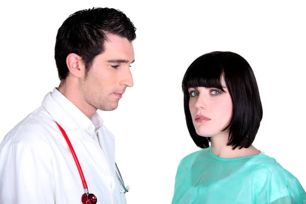 Läkare och sjuksköterska poserar — Stockfoto