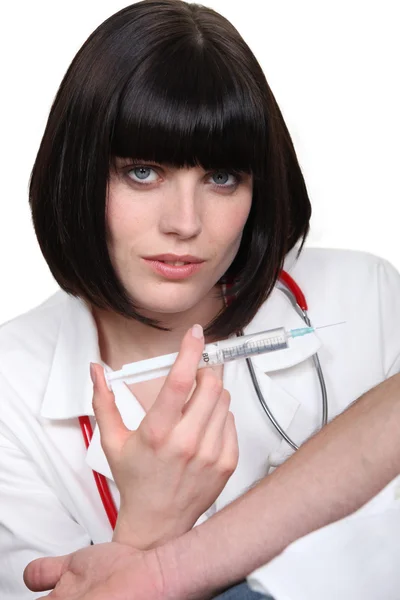 En sjuksköterska ger en injektion — Stockfoto