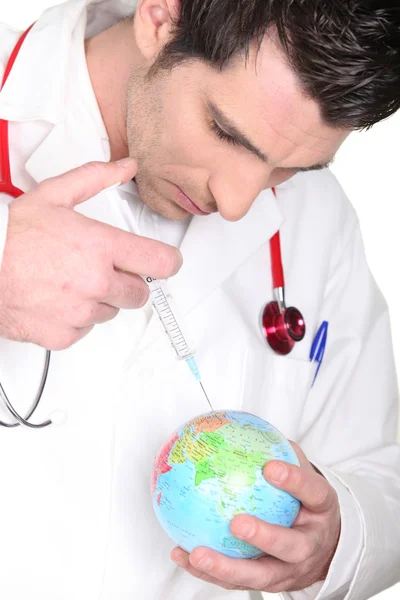 Médico injetando droga para globo — Fotografia de Stock