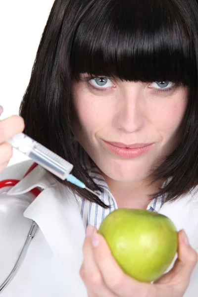 Nurse injecting drug in apple — Stock Photo, Image