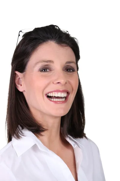 Portret van een jonge vrouw lachen — Stockfoto