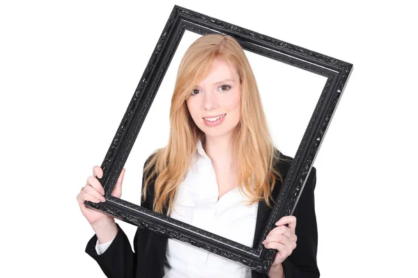 Mladá žena držící černý rám — Stock fotografie