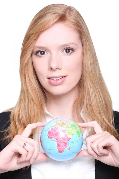 Ung kvinna som håller en glob — Stockfoto