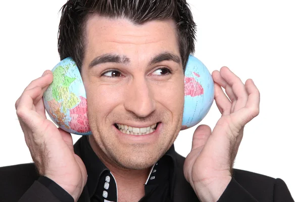 Jonge man met een globe — Stockfoto