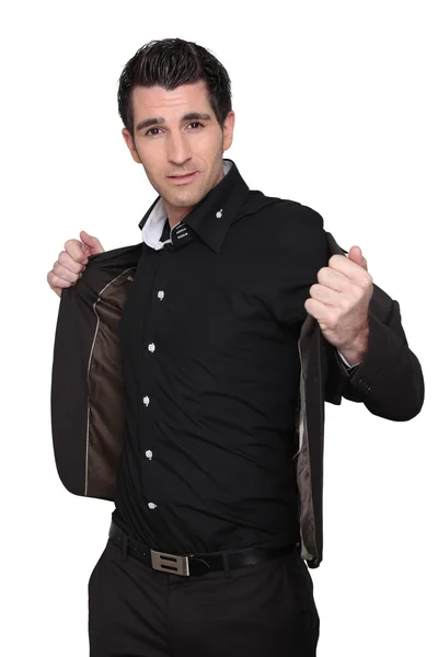 Jonge man in een zwart pak — Stockfoto