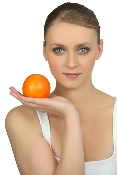 Ξανθιά γυναίκα με το πορτοκαλί στο χέρι — Φωτογραφία Αρχείου