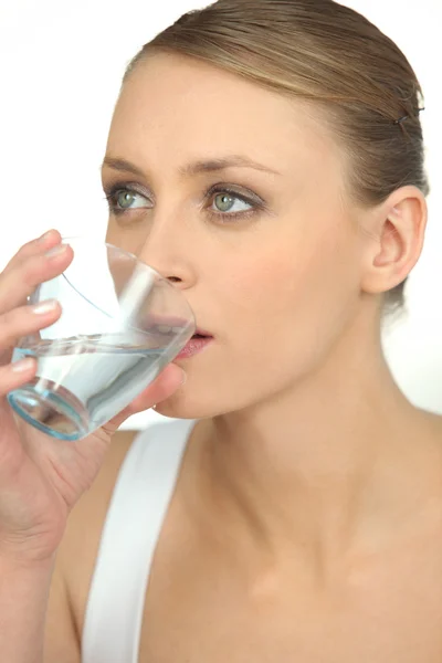 Femme boire un verre d'eau — Photo