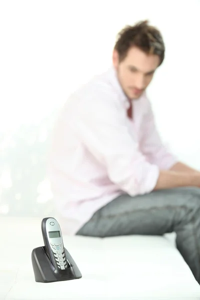 Młody człowiek czeka na telefon Ring — Zdjęcie stockowe