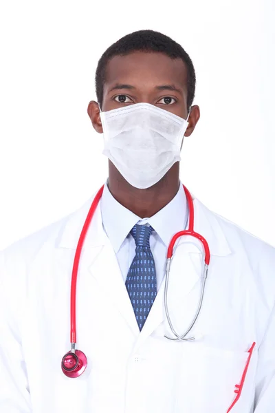 Jovem médico africano usando máscara facial — Fotografia de Stock