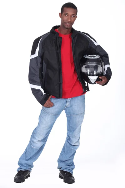 Motorkář stál držení helmy — Stock fotografie