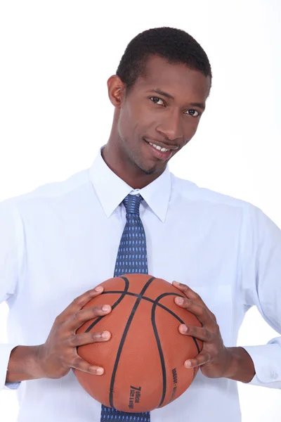 Junger schwarzer Mann gut gekleidet nimmt einen Basketballkorb — Stockfoto