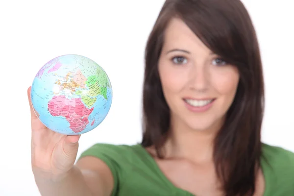 Молода жінка тримає світовий глобус — стокове фото