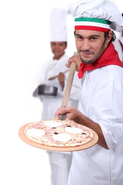Pizza výrobce zobrazující jeho pizza — Stock fotografie