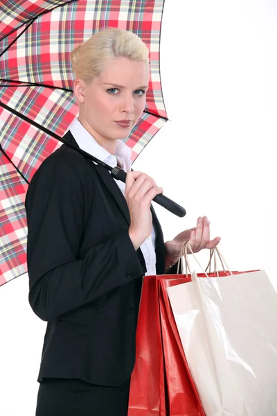 Žena držící nákupní záda a deštník — Stock fotografie