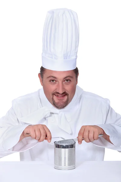 Šéfkuchař zařezává do plechovky — Stock fotografie