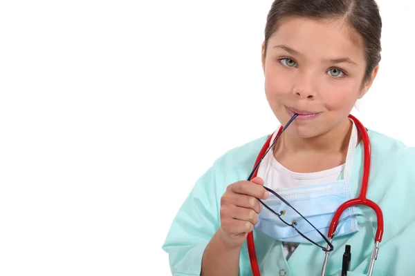 Porträt eines kleinen Mädchens als Krankenschwester verkleidet — Stockfoto