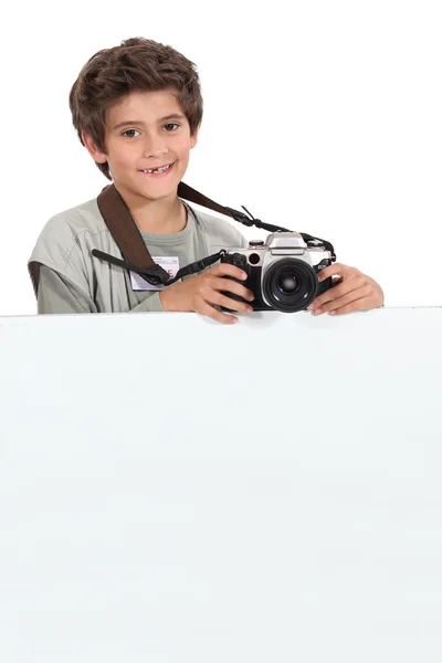 Liten pojke fotograf med vita tecken — Stockfoto