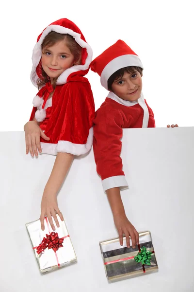 サンタ クロースとして服を着た子供たち — ストック写真