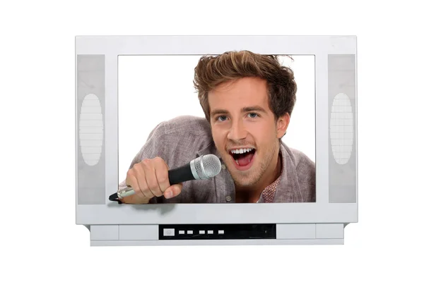 Hombre posando en una pantalla de televisión falsa — Foto de Stock