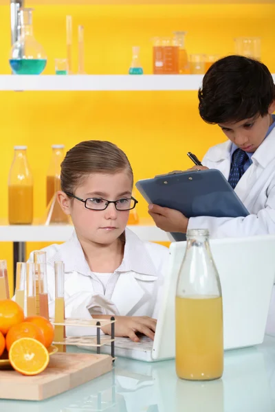 Crianças em laboratório — Fotografia de Stock